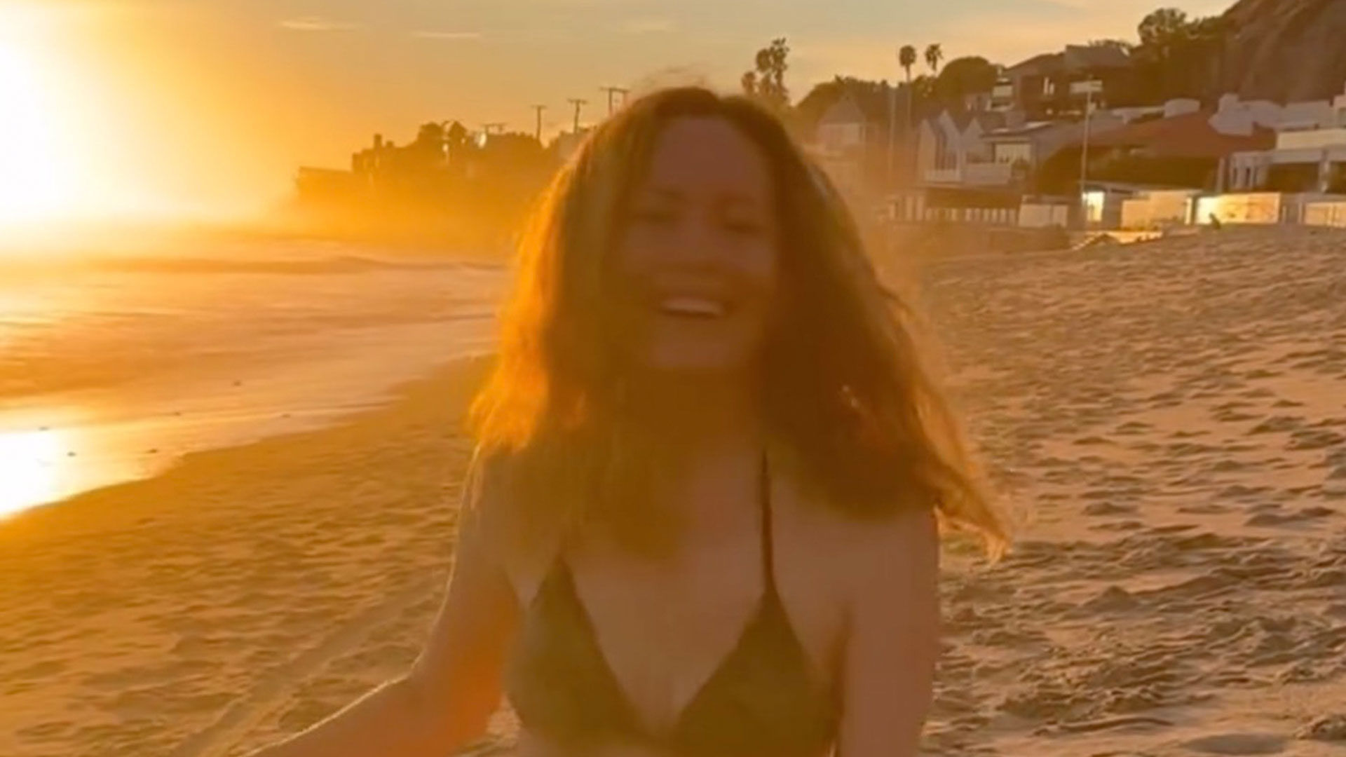 brydia pigford recommends leslie mann bikini pic