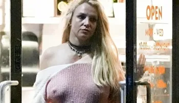 amy spooner share britney nipple photos