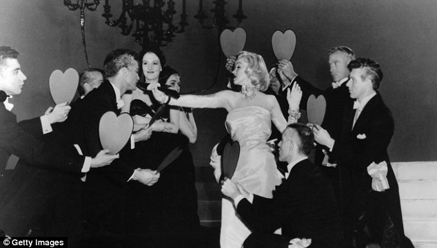 amanda brownell recommends marilyn threesome pic
