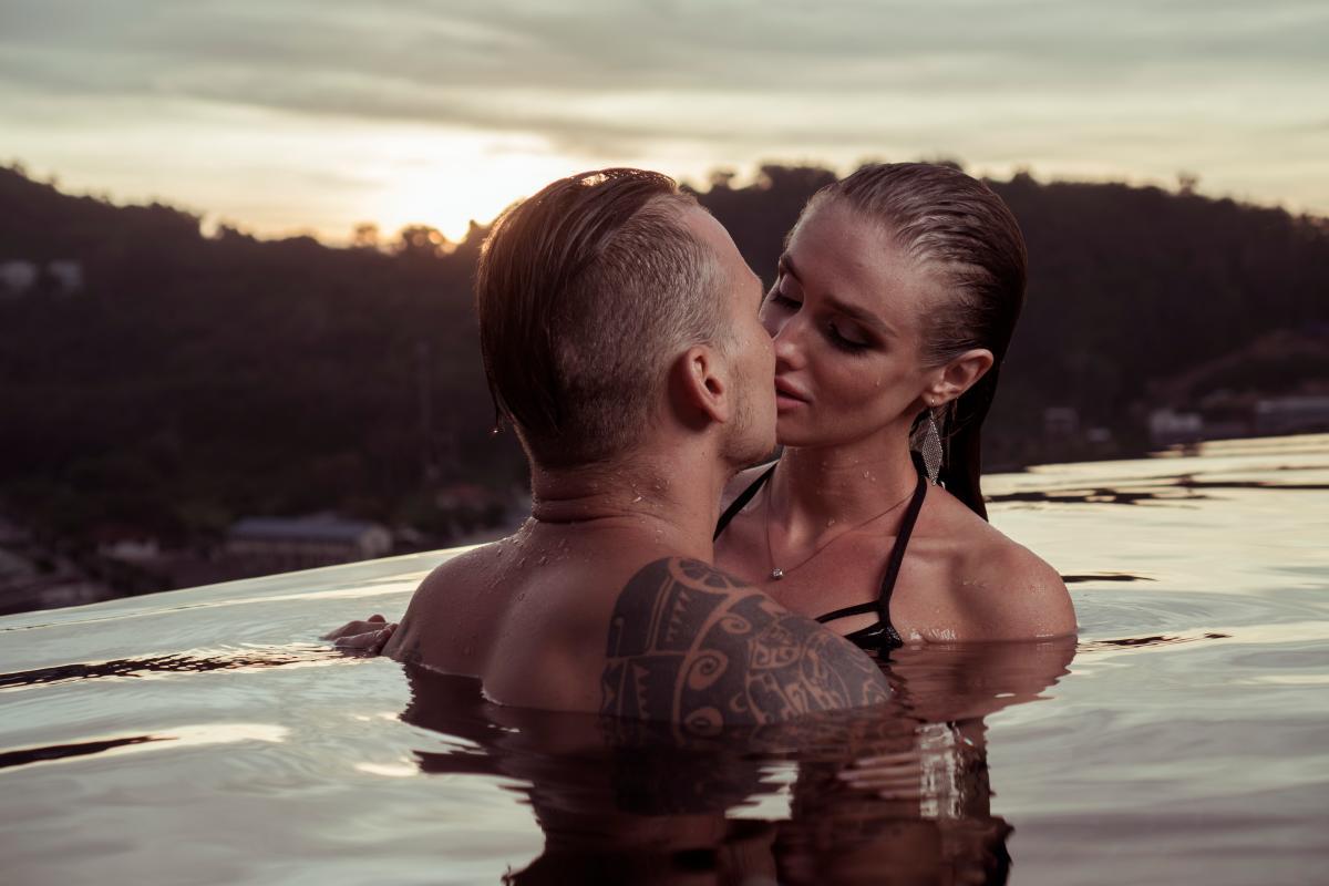 Cheating on wife joi model esther Coger En Publico chance caldwell