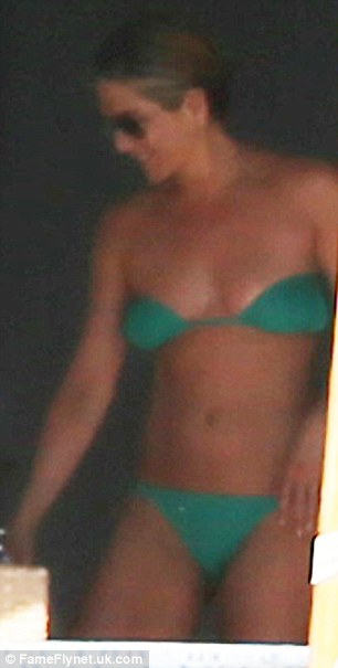 carey roach recommends jennifer aniston camel toe pic