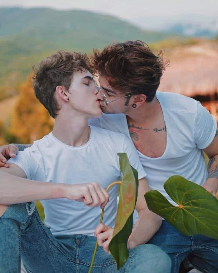 loving twinks - naked women on women emma hix plummer