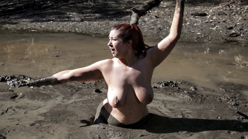 naked women mud