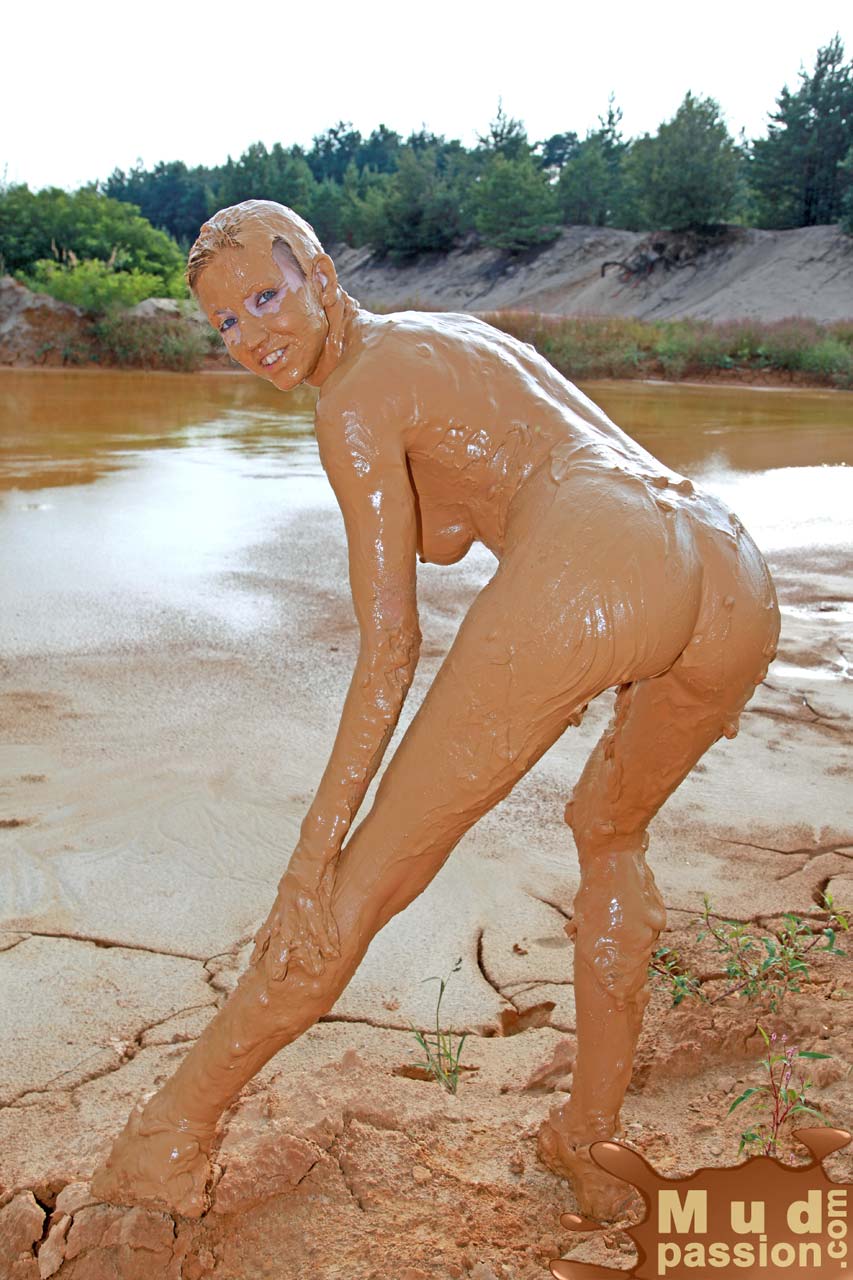 andrea salinas recommends Naked Women Mud